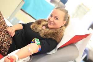 Nika Marolt Čukur daruje kri, foto Primož Korošec