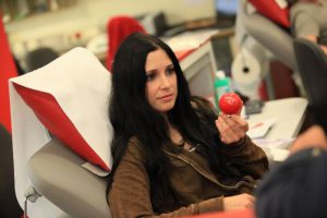 Urška Majdič daruje kri, foto Primož Korošec